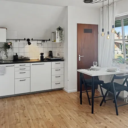 Nami - Robin - Helle Mitten In Der Stadt Apartman