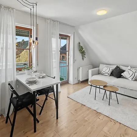 Nami - Robin - Helle Mitten In Der Stadt Apartman